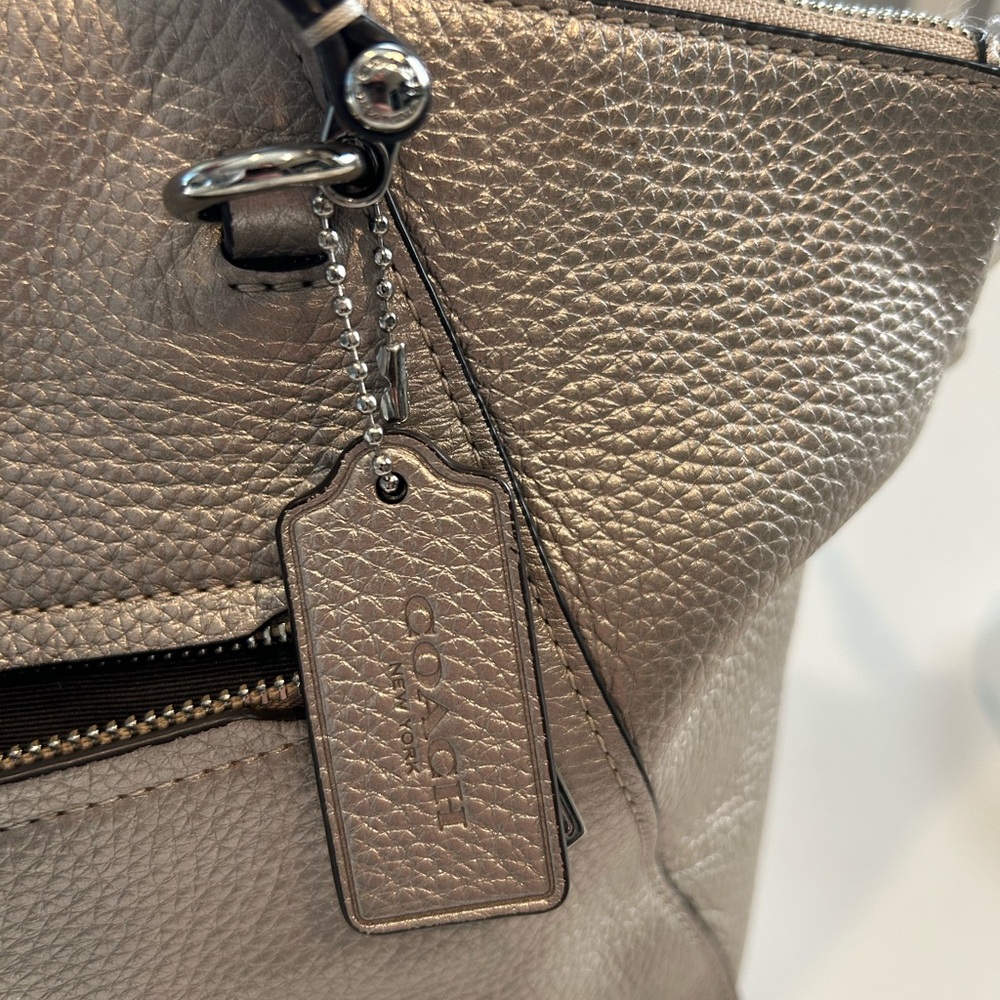 COACH PEBBLED LEATHER CLASSIC SHOULDER HANDBAG SILVER / CHAMPAGNE TONE - Picture 6 of 16